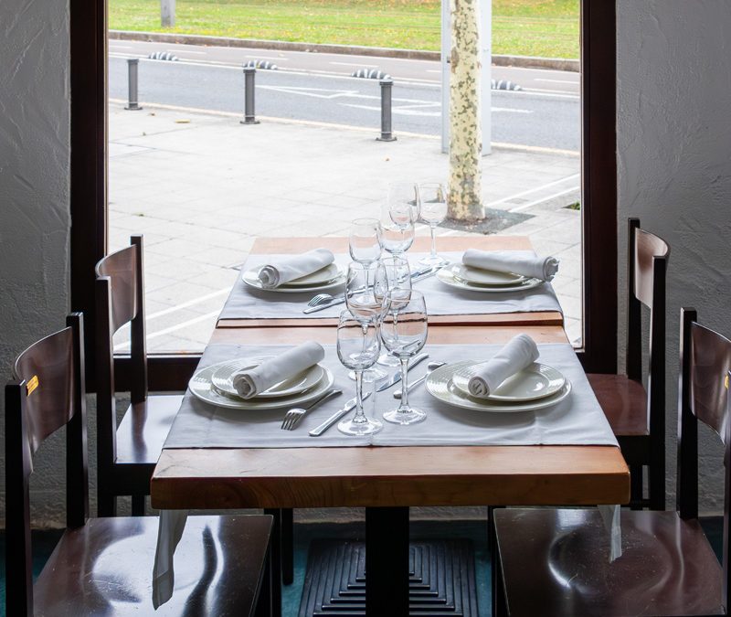 Cenar y comer en Bilbao. Foto Mesa del restaurante al lado de la ventana con vistas a la ría